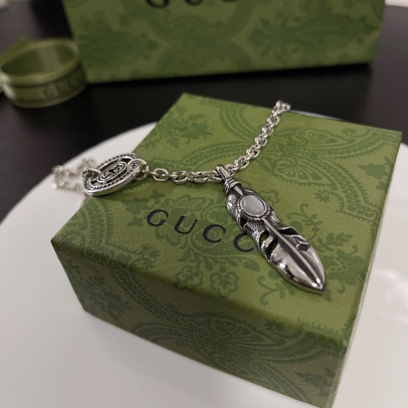 G*u*i necklaces